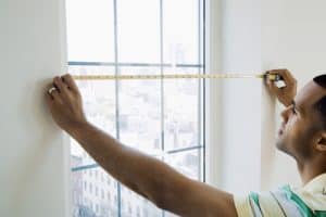 mengukur jendela sebelum membuat gorden