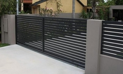 2 Kombinasi pagar  besi hollow horizontal dan beton 