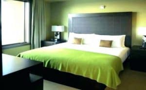 Posisikan Tempat Tidur di Tengah