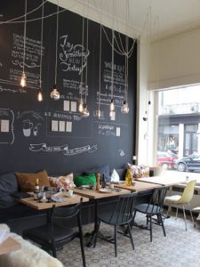 5 Dekorasi Ruang Makan Ala Cafe Unik dan Inspiratif 